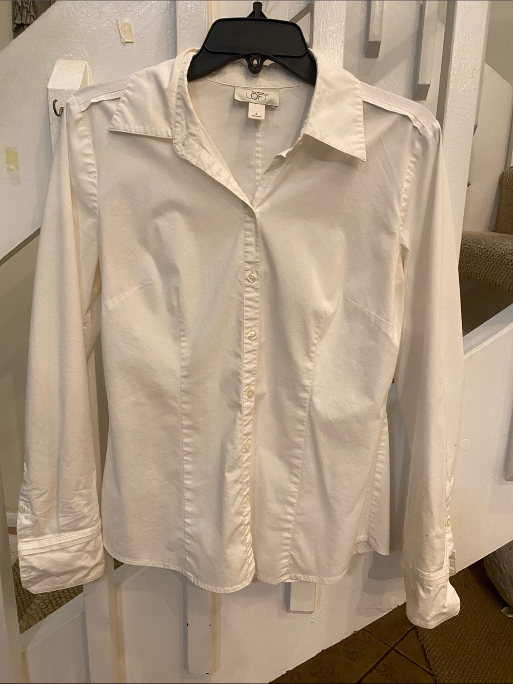 LOFT size 6 white  Tailored Button-Down Shirt